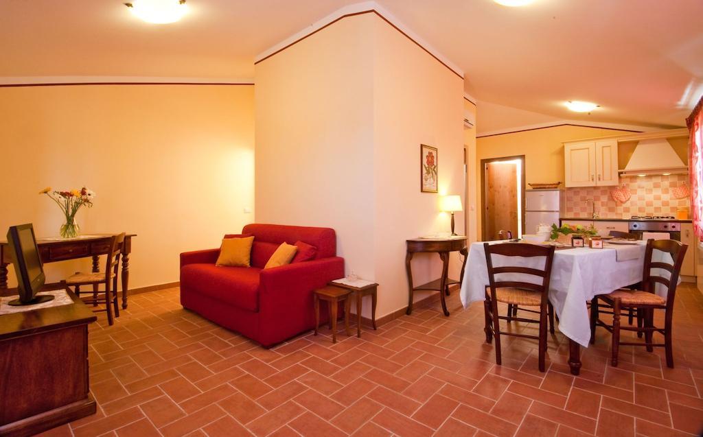 Il Borgo Sul Lago Monte del Lago Pokoj fotografie